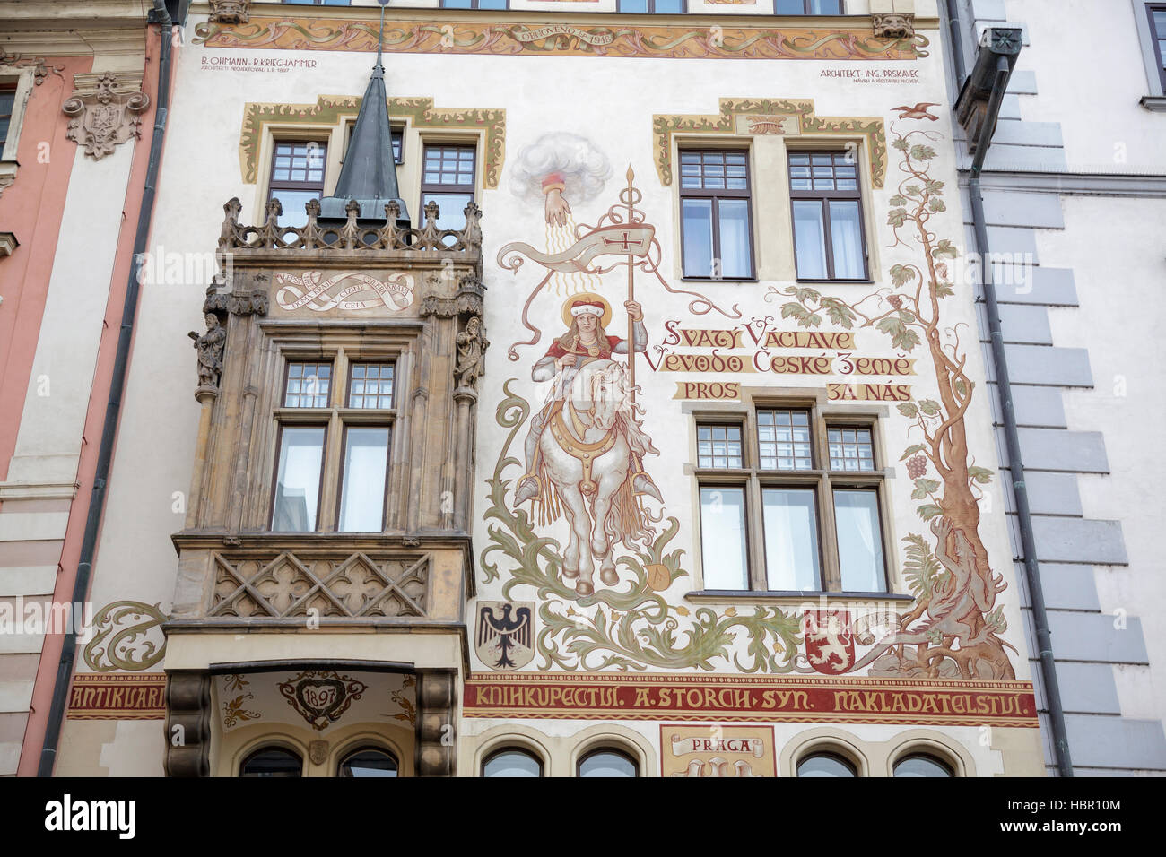 Il Storch casa sulla Piazza della Città Vecchia con un design da Mikulas Ales mostra San Venceslao a cavallo, Praga, Repubblica Ceca Foto Stock