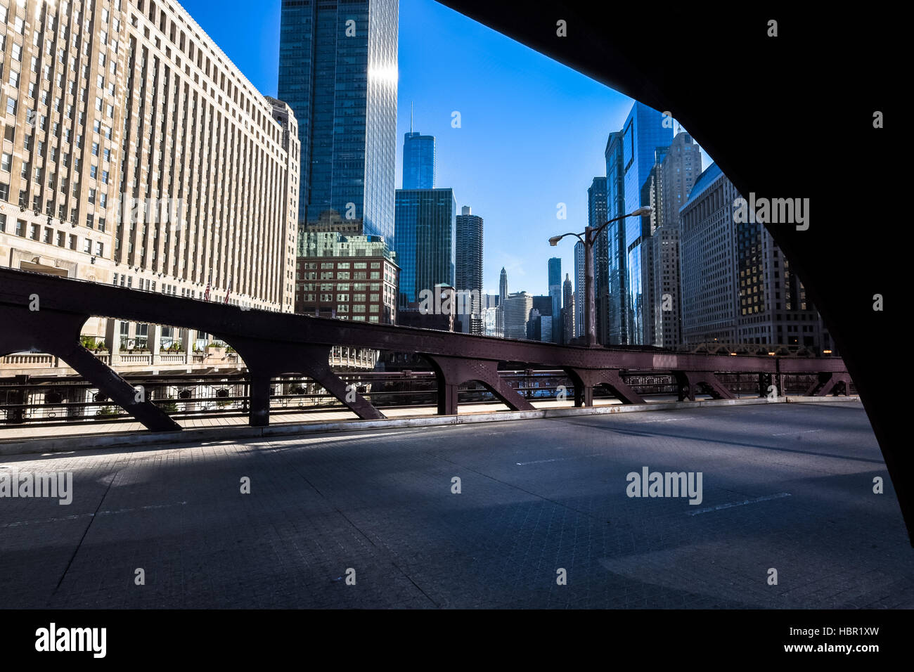 Chicago's skyline è una delle più alte del mondo e facilmente si annovera tra i suoi più magnifica. Esso vanta quattro d'America di otto edifici più alti. Foto Stock