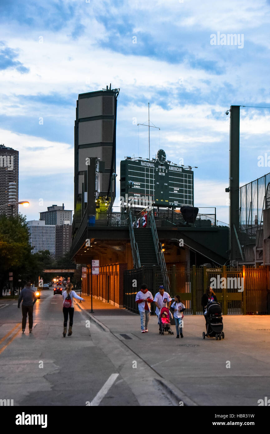 Famiglia a piedi attorno a Wrigley Field, Wrigleyville, Chicago. Wrigley Field è un baseball park si trova sul lato nord di Chicago, Illinois. È il Foto Stock