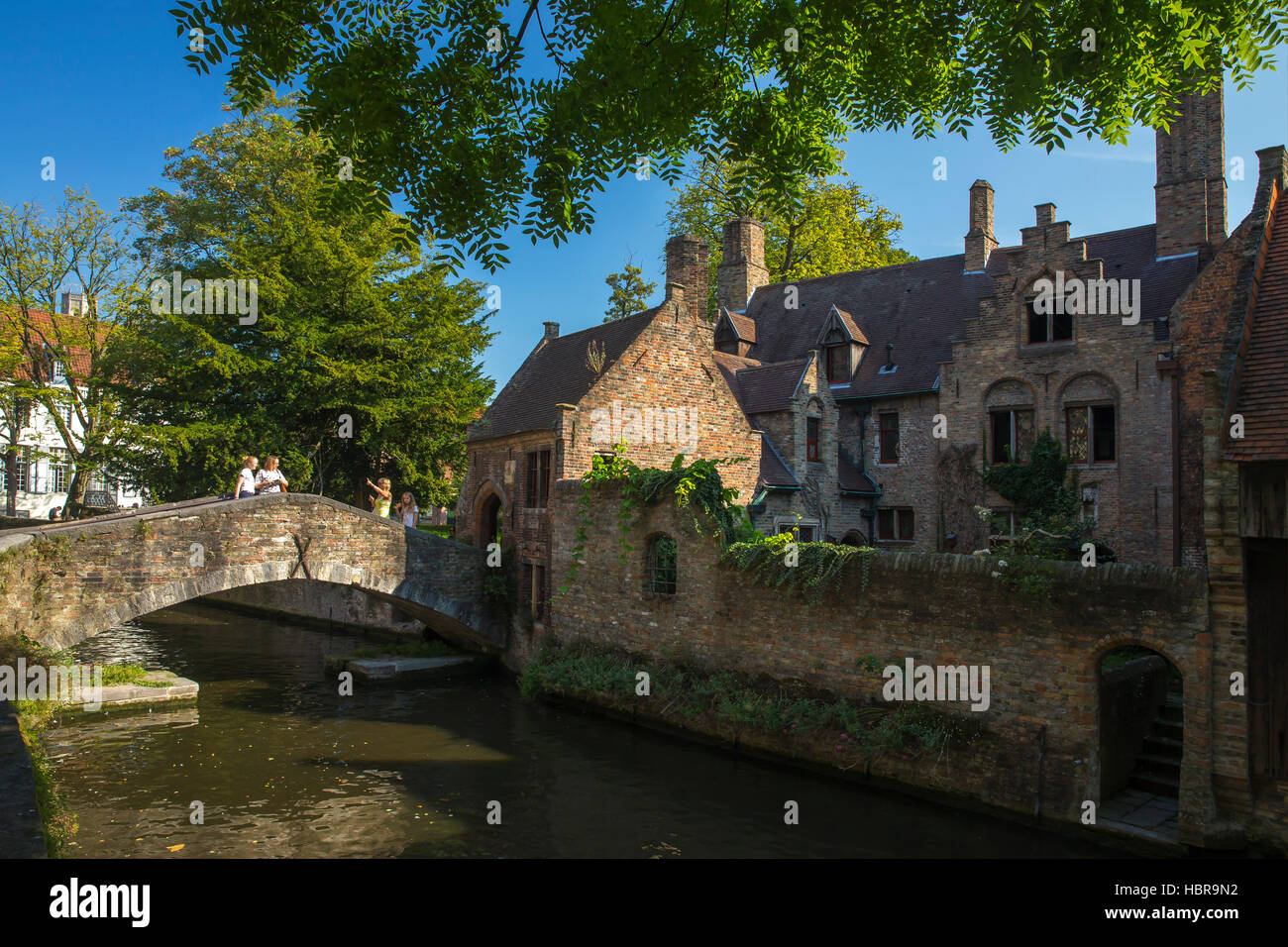 Canal e Bonifacius Bridge, Bruges, Belgio, Europa Foto Stock