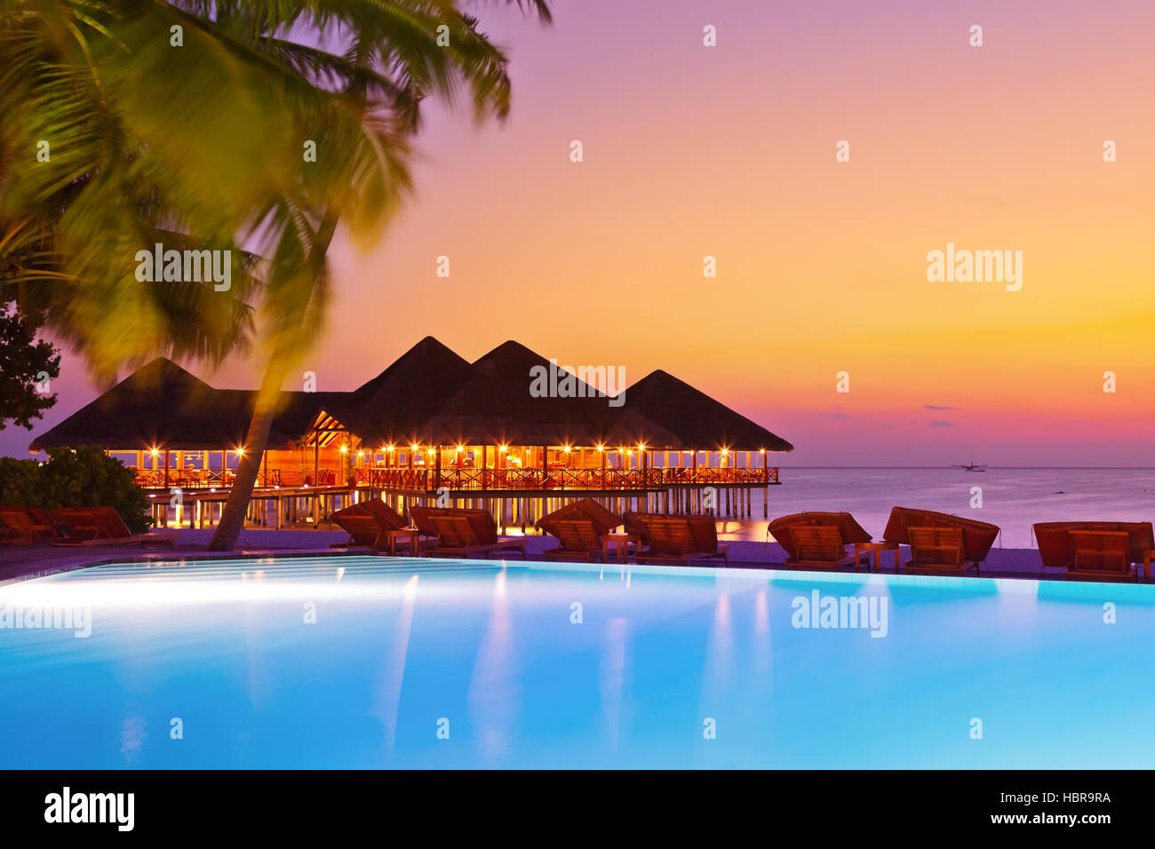 La piscina e il bar sulla tropicale Isola Maldives Foto Stock