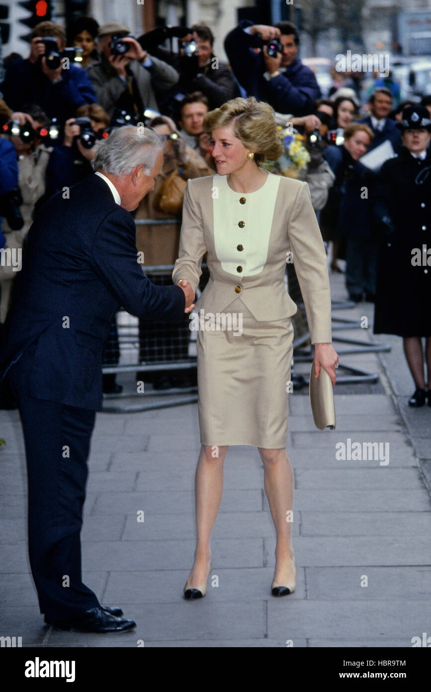 DIANA , PRINCIPESSA DEL GALLES COME PATRONA, ASSISTE IL PRANZO DI INDUSTRIA E COMMERCIO INVECCHIATO A CLARIDGES A LONDRA, REGNO UNITO. Circa 1989. Foto Stock