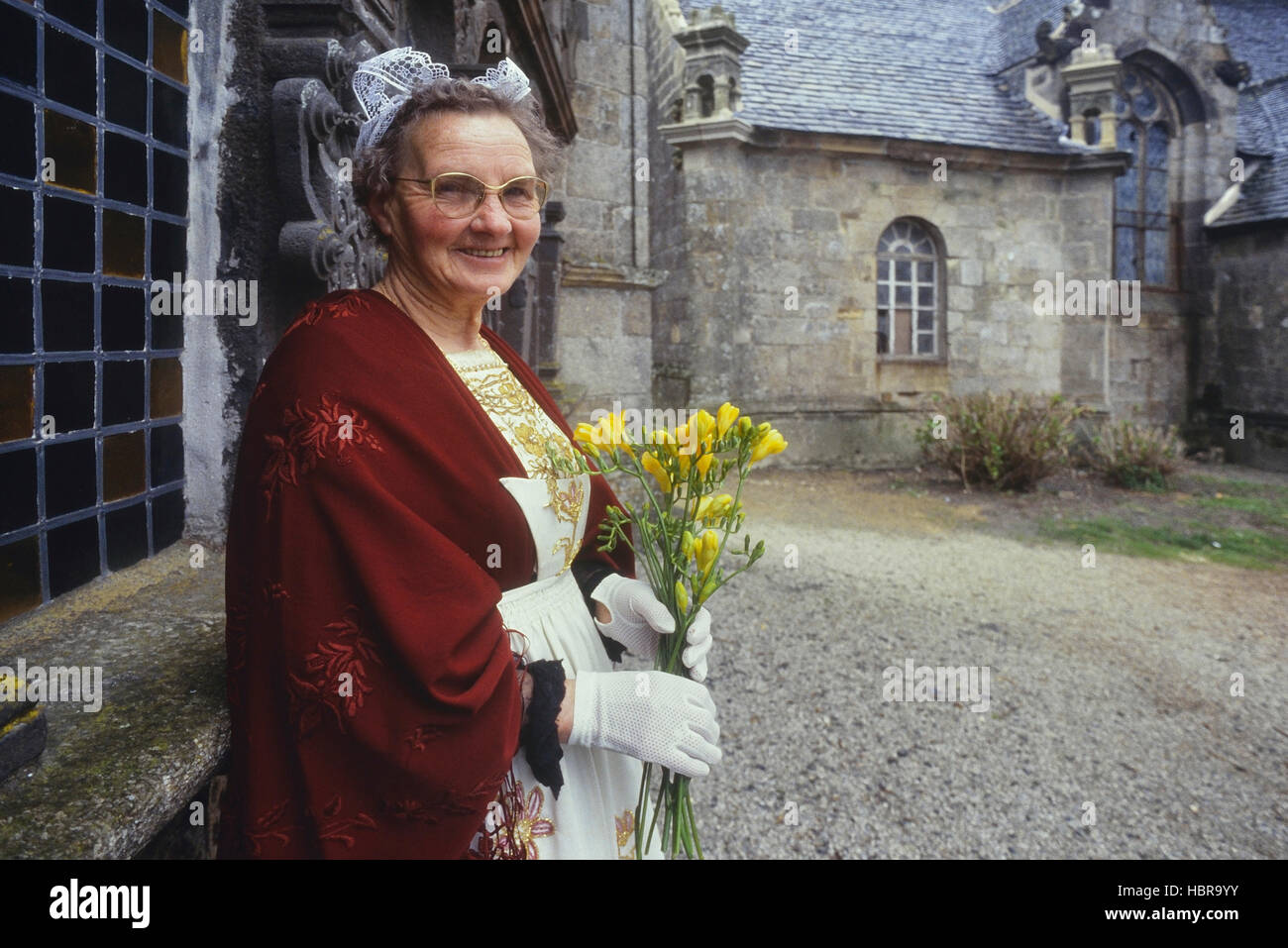 Costume tradizionale di una donna bretone. La Bretagna. Francia Foto Stock