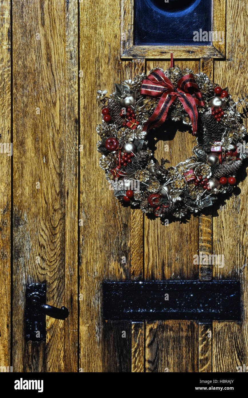 Vacanze di Natale corona appeso su una porta. In Inghilterra. Regno Unito Foto Stock