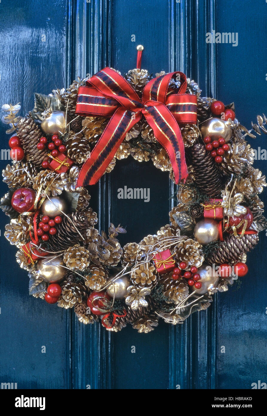 Vacanze di Natale corona appeso su una porta. In Inghilterra. Regno Unito Foto Stock
