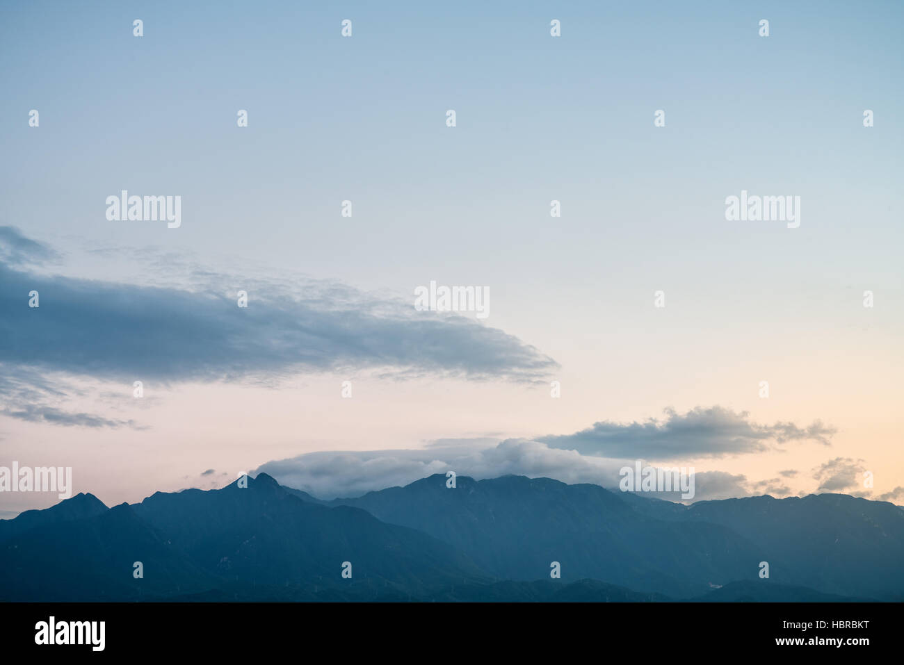 Montagne distanti al crepuscolo Foto Stock