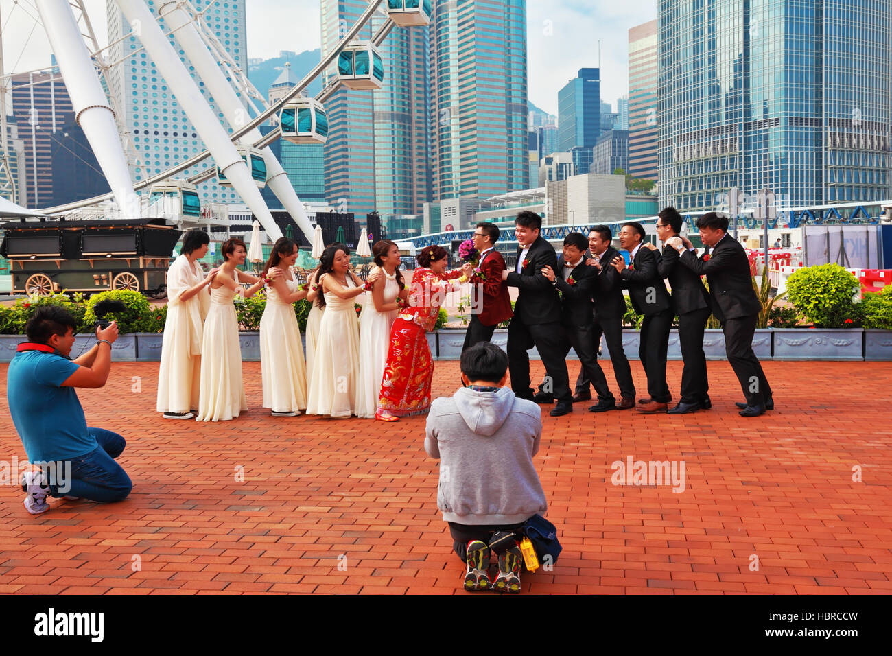 Il matrimonio fotografato nel parco pubblico Foto Stock