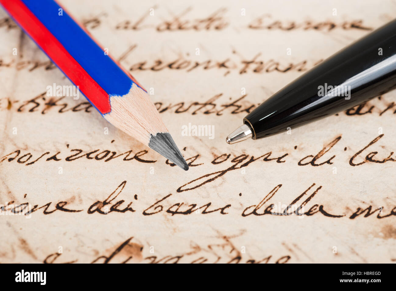 Penna e Matita su antico manoscritto Foto Stock