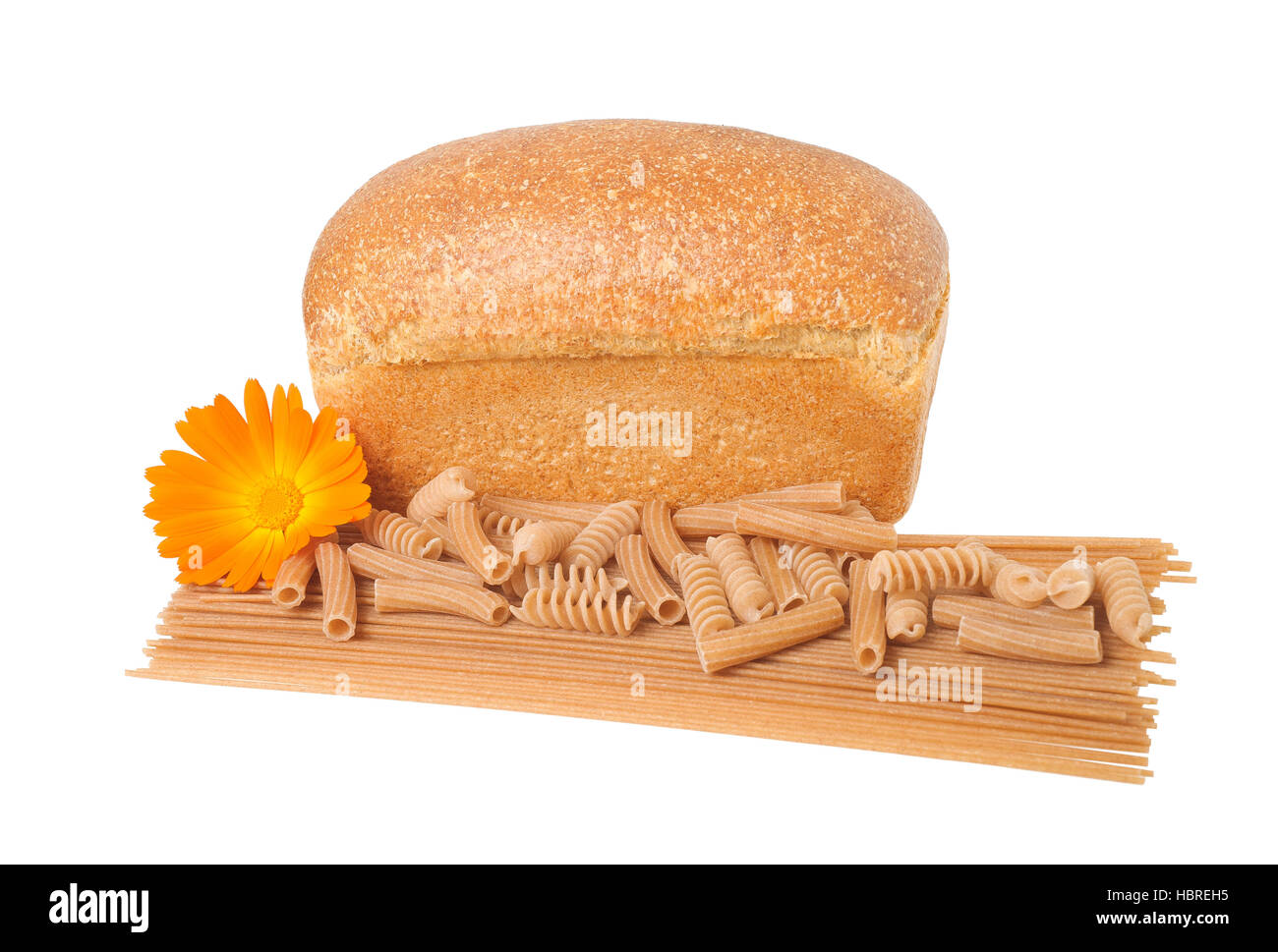 Pasta, pane e calendula isolato su bianco Foto Stock