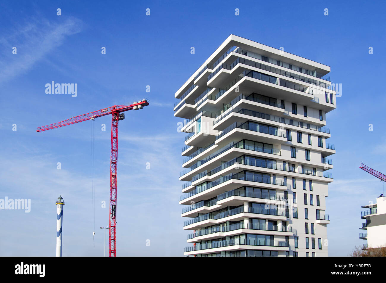 Faro Nelle Lange e appartamento nuovo in fase di build per il progetto immobiliare Oosteroever nel porto di Ostenda lungo la costa belga del Mare del Nord, Belgio Foto Stock