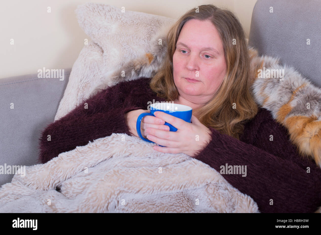La donna è malato e bevande di tè Foto Stock