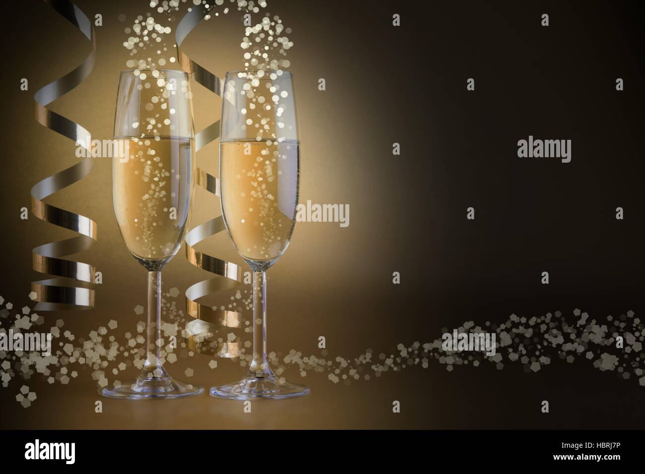 Due bicchieri di champagne, sul golden sfondo bokeh di fondo Foto Stock