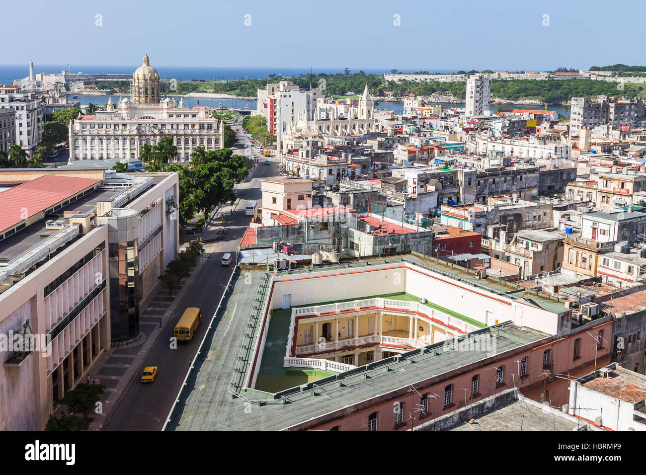 Si affaccia sulla città di Havana da un alto punto di vantaggio con Morro Castello per l'estremo in alto a sinistra, il Museo della Rivoluzione sotto di esso Foto Stock