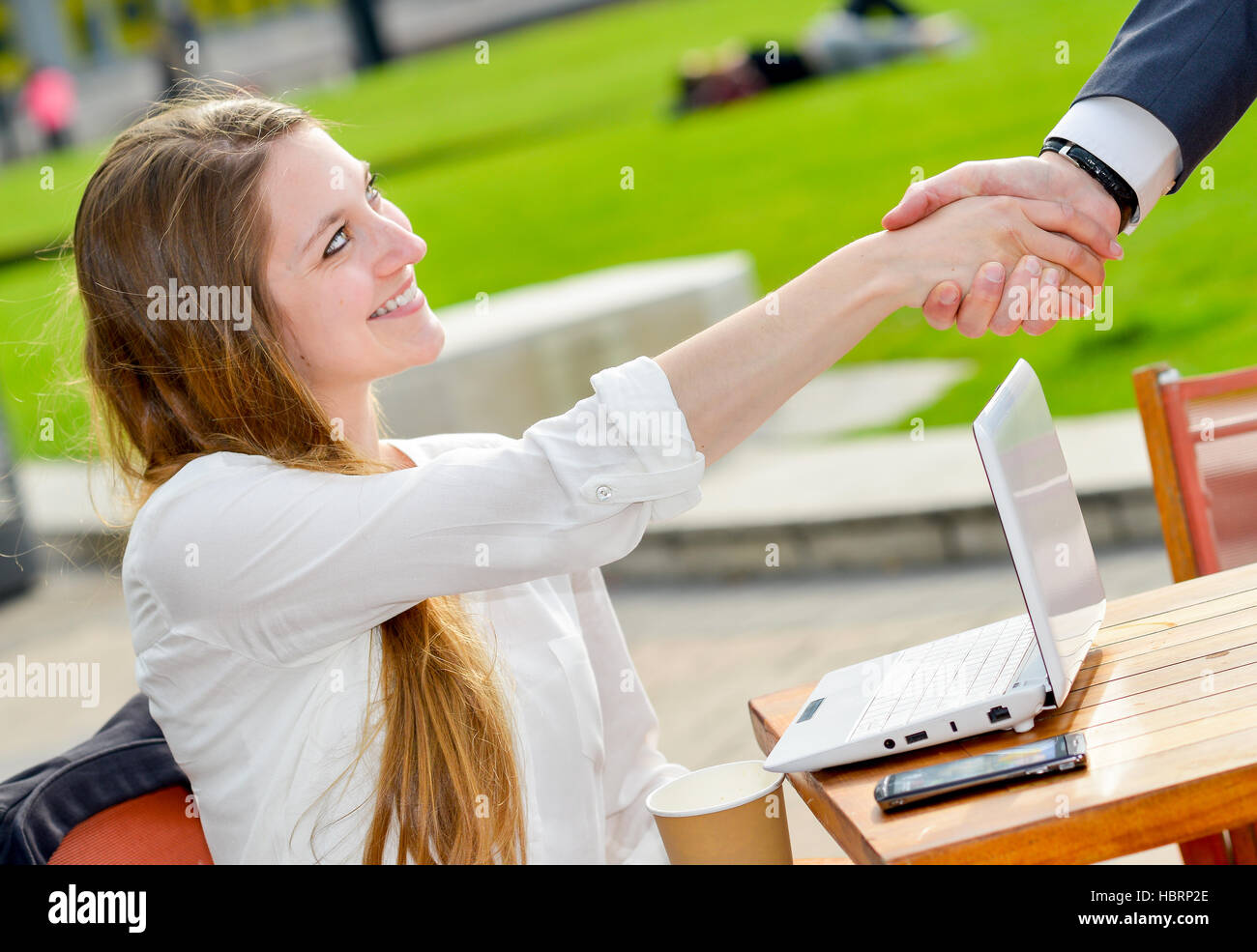 I partner di business meeting edificio esterno Foto Stock