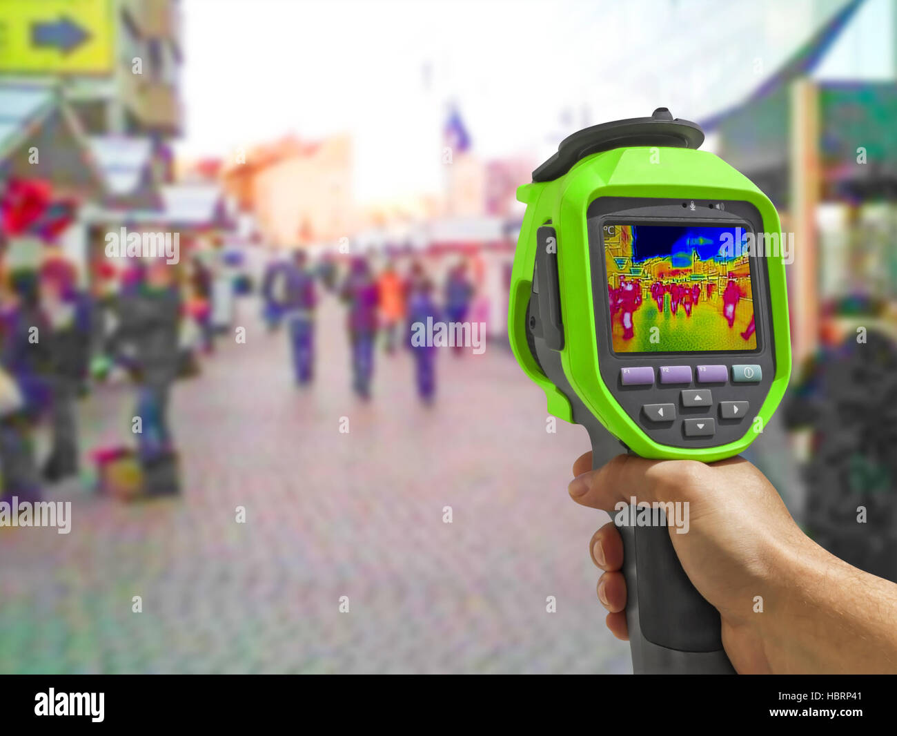 Registrazione con telecamera termica persone camminando per le strade della città Foto Stock