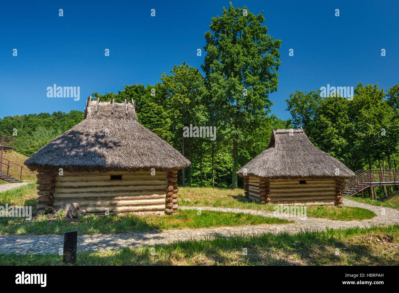 Registro medievale cottages, 8th-10secolo, ricostruzione Carpazi Troy Open-Air archeologico museo in Trzcinica, Polonia Foto Stock