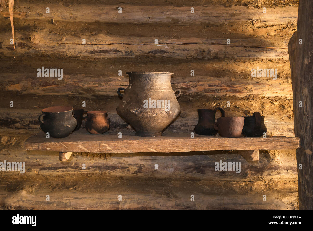 In ceramica esposti cottage, Età del Bronzo, 17th del XIV secolo A.C. Troia dei Carpazi Open-Air archeologico museo in Trzcinica, Polonia Foto Stock