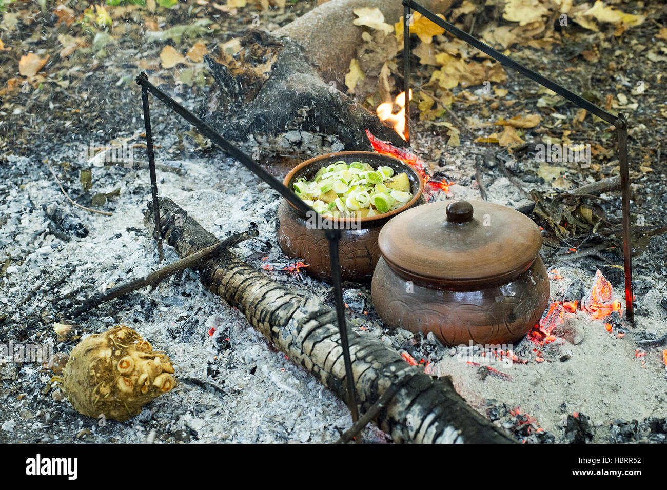 Arrosto in una pentola di creta su carbone Foto Stock