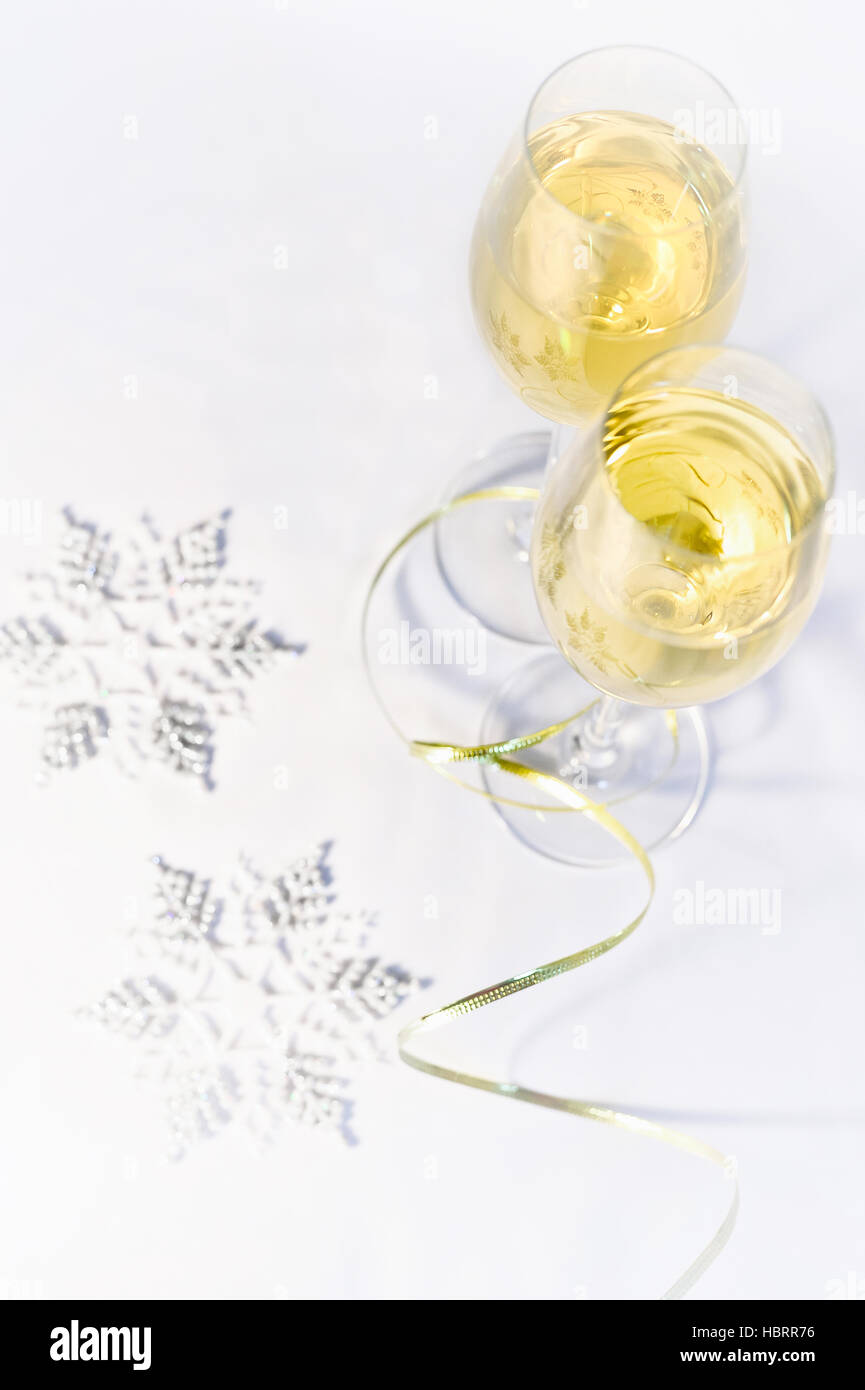Due bicchieri di vino e fiocchi di neve Foto Stock
