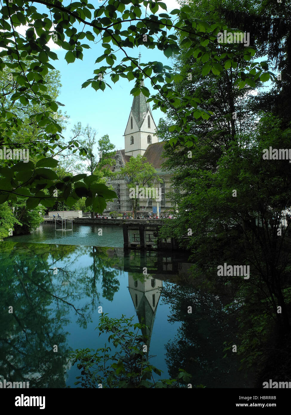 Blautopf-Klosterkirche spiegelt sich im Wasser Foto Stock