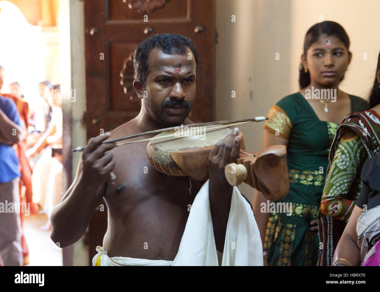 L'uomo gioca strumento al festival indù, Mannarasala Sree Nagaraja Temple Mannarasala, Haripad, Kerala, India © Juergen Foto Stock