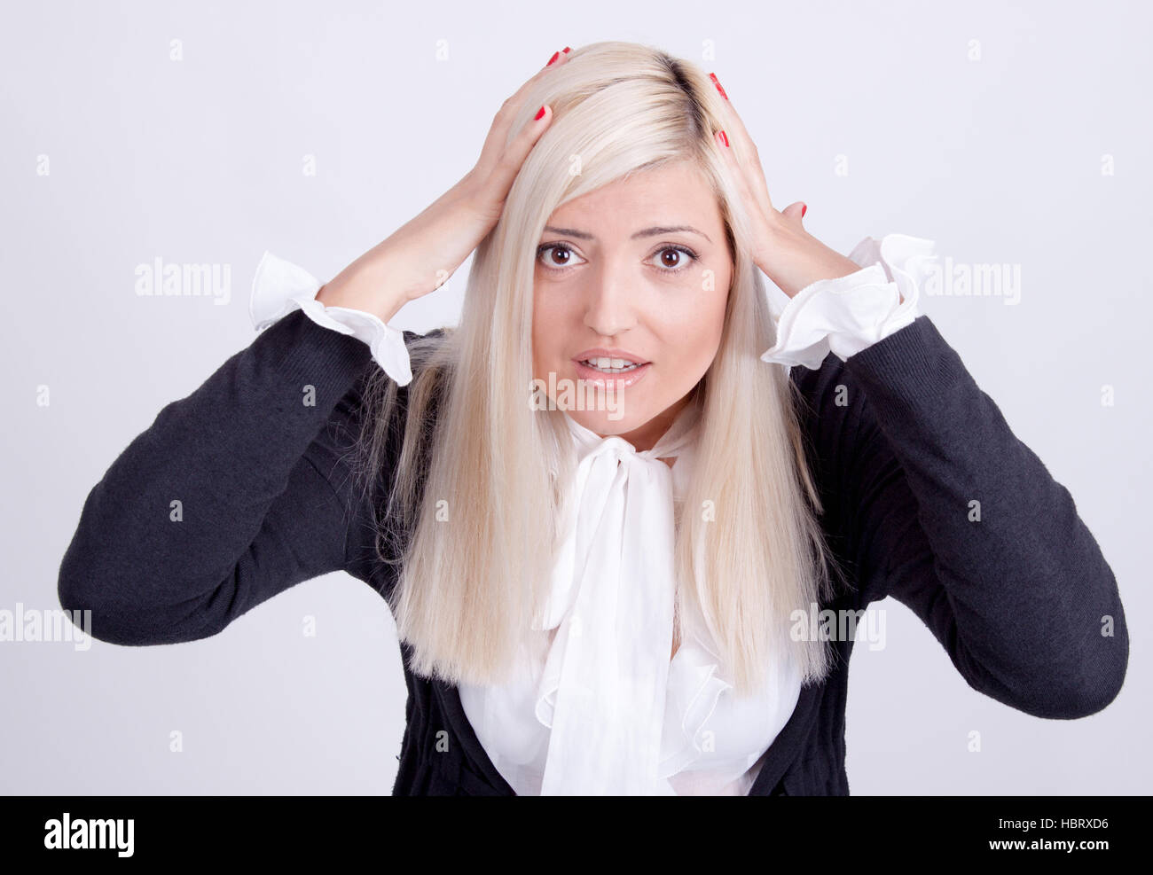 Scioccato la dama con la bocca aperta diffondere le mani, isolato su bianco Foto Stock