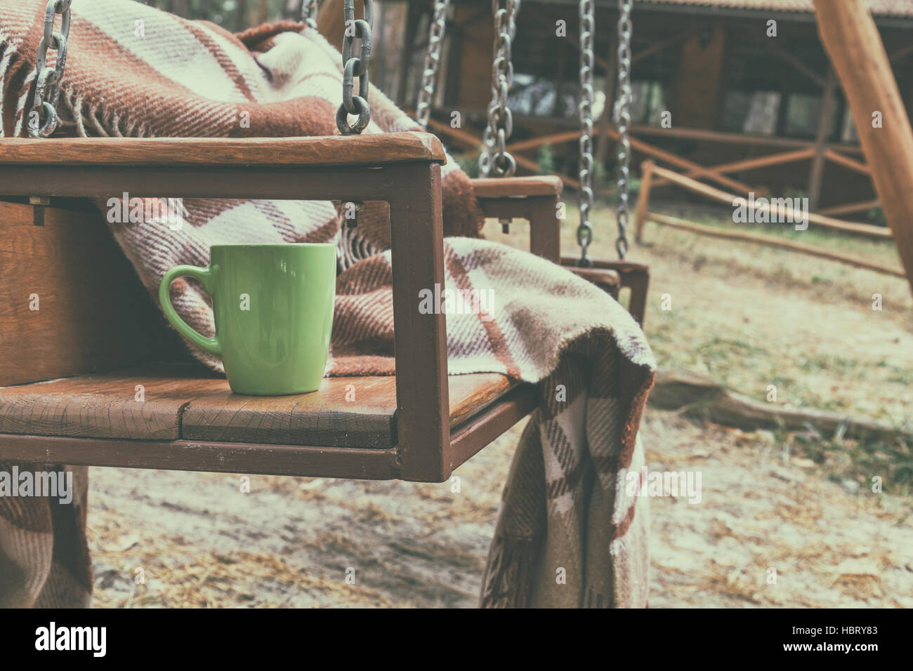 Swing in legno con coperta di lana e cup Foto Stock