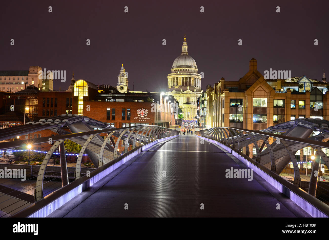 Millennium Bridge, Saint Paul Cathedral nella zona centrale di Londra, Regno Unito Foto Stock