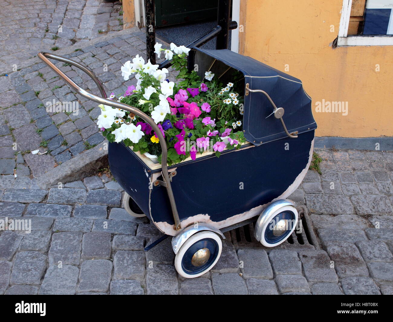 La PRAM come vaso di fiori - Visby, Gotland Foto Stock
