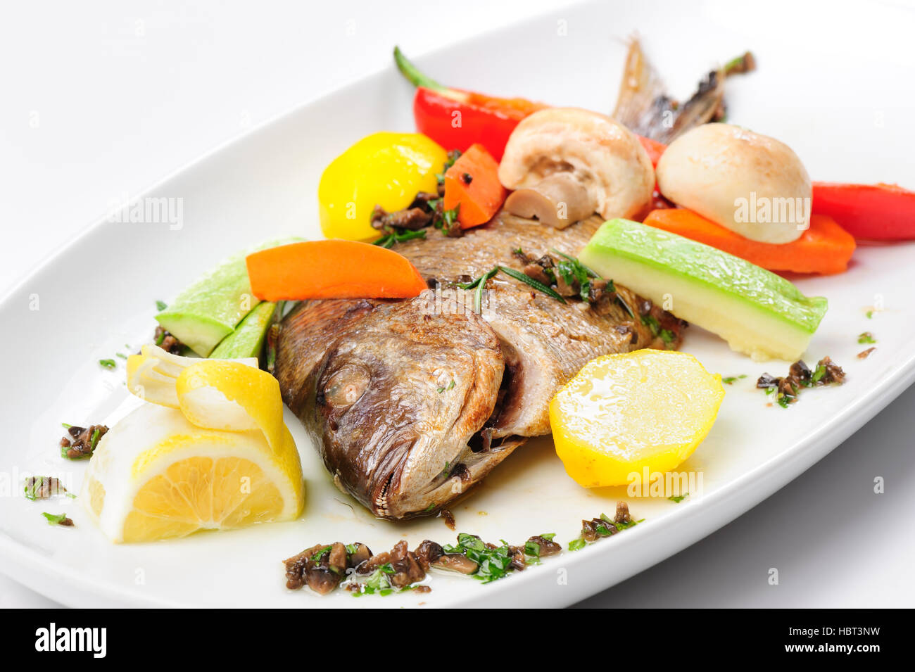 Arrosto di dorada pesce con verdure Foto Stock
