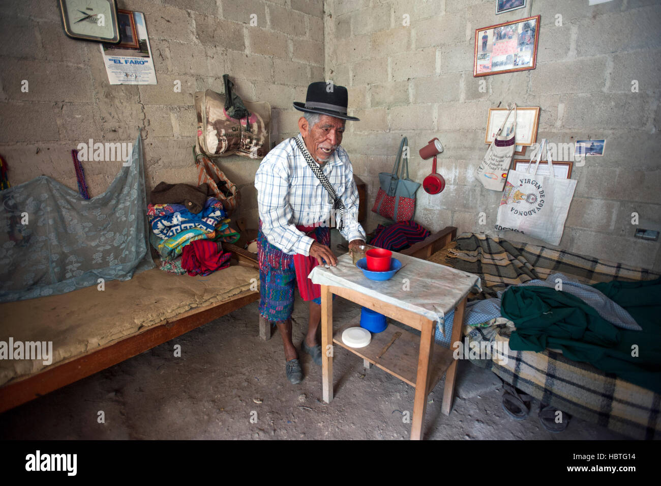 Un maya uomo indigeni a casa in Santa Catarina Polopo in Solola, Guatemala. Foto Stock
