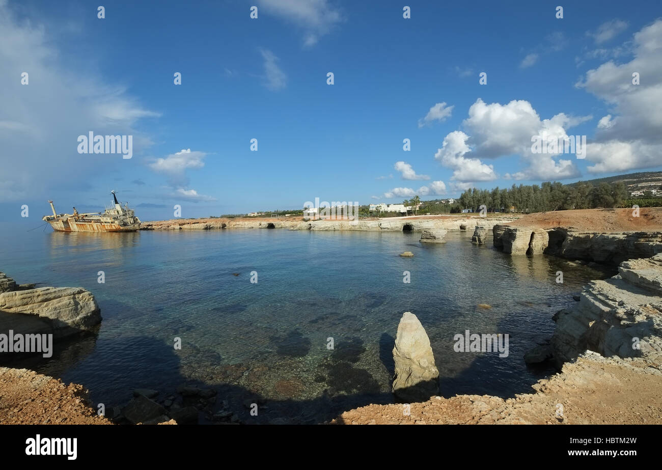 Abbandonato nave cargo Edro 3 giace a terra sulle rocce al largo vicino Seacaves, Coral Bay Paphos, Cipro. Foto Stock