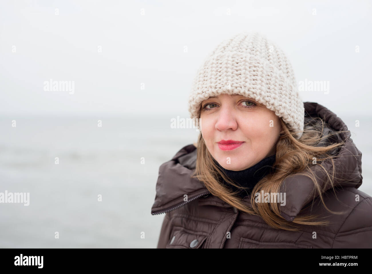 Ritratto di una donna in un cappello vicino al mare Foto Stock