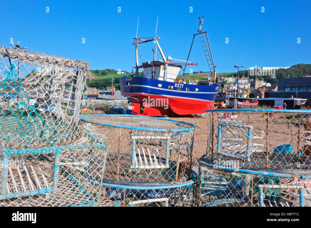 Colorato trawler tirata su Hastings Stade di pescatori di spiaggia, East Sussex, England, Regno Unito, GB Foto Stock