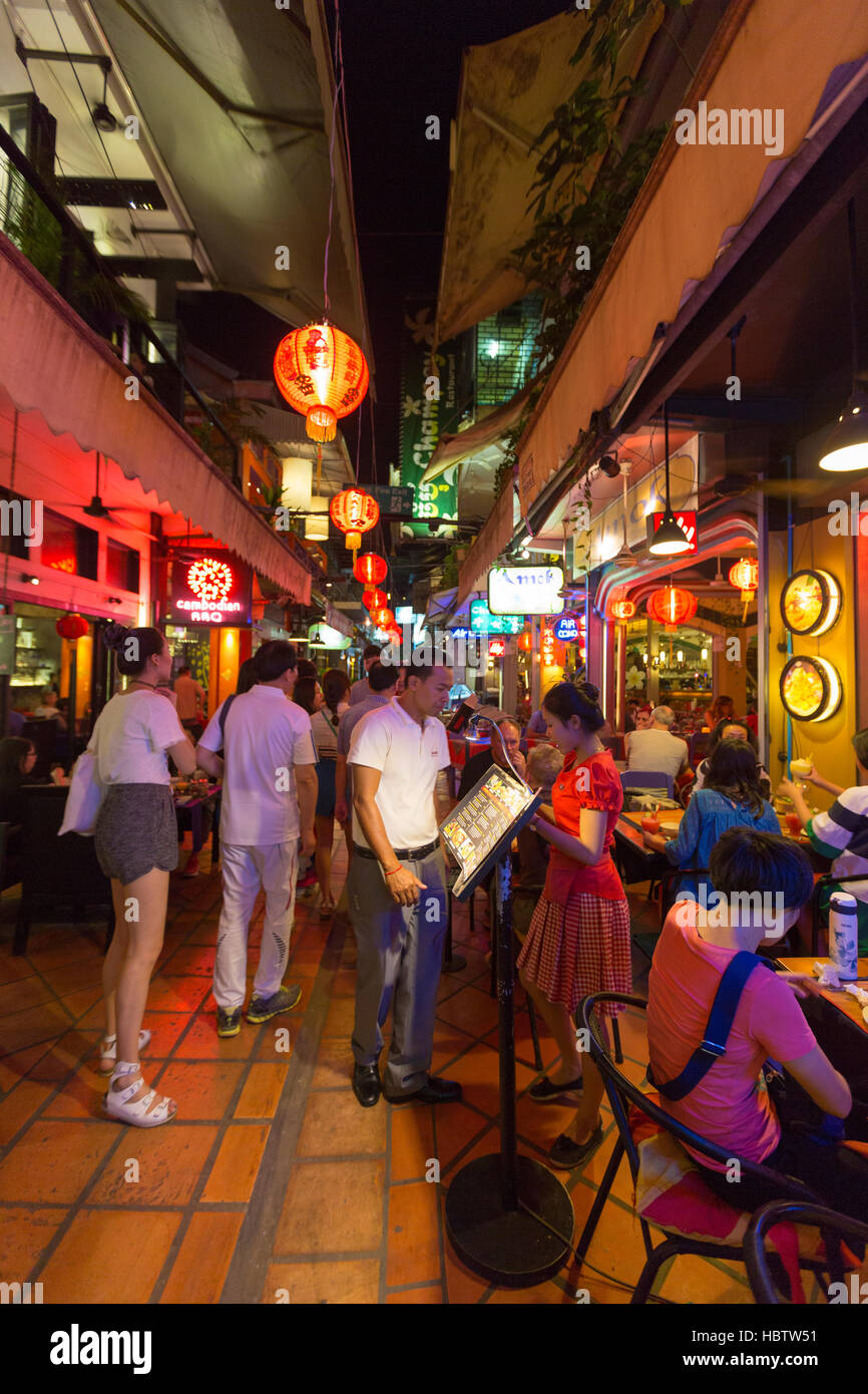 Strada turistica attività in Siem Reap di notte, Cambogia Foto Stock