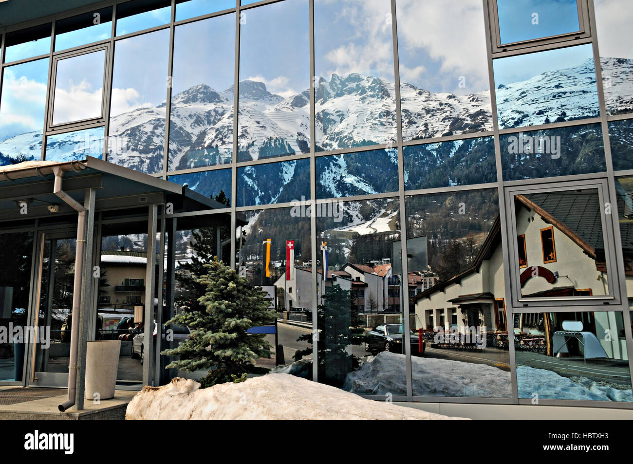 Villaggio e montagne di Pontresina Svizzera riflessa nella vetrina di un negozio. Foto Stock