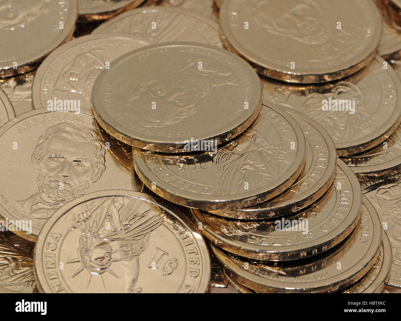 Primo piano della pila di lucido nuovo Lincoln Dollar monete. Foto Stock