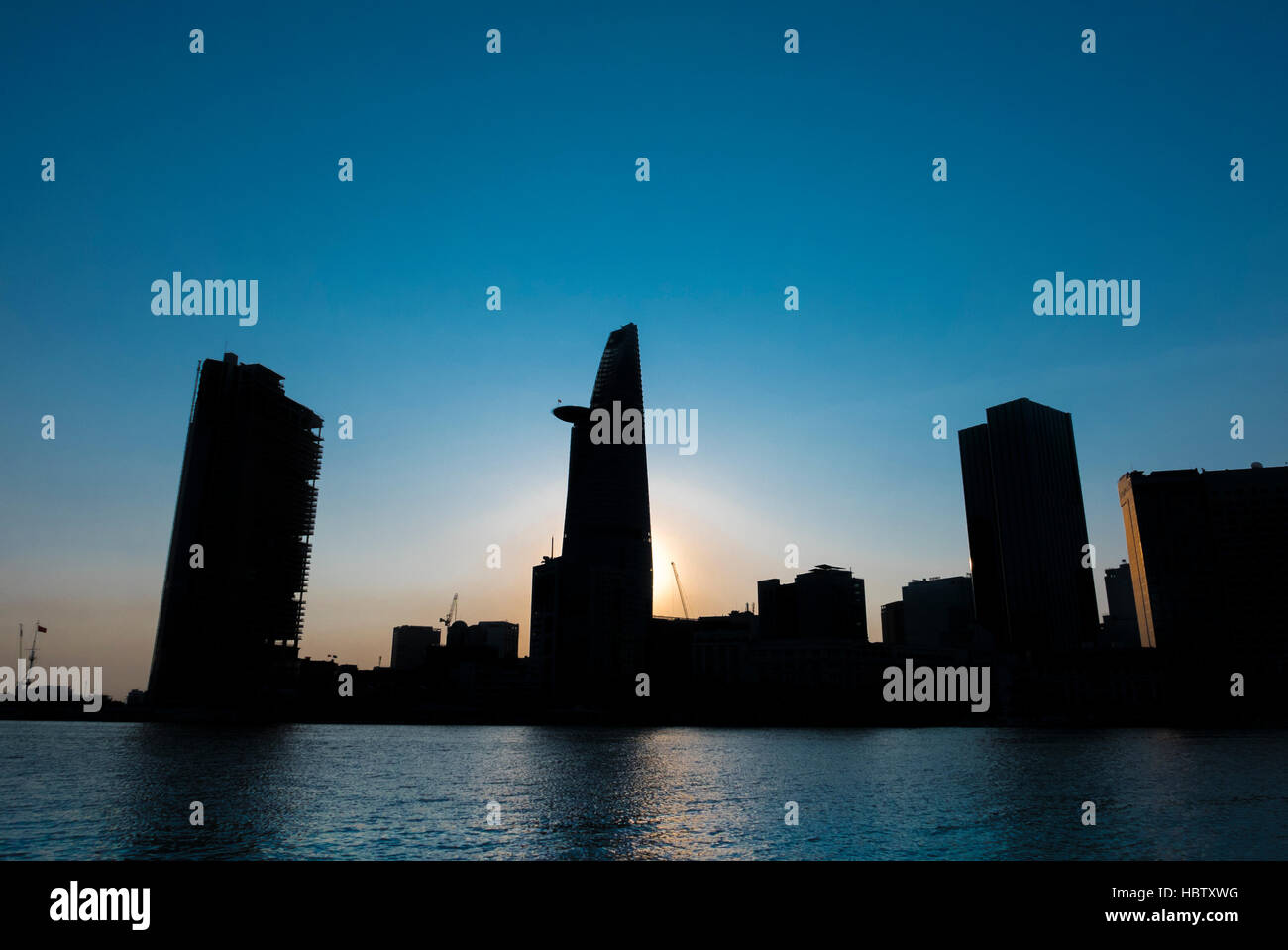 Tramonto a Saigon con torre Bitexco silhouette, Vietnam Foto Stock