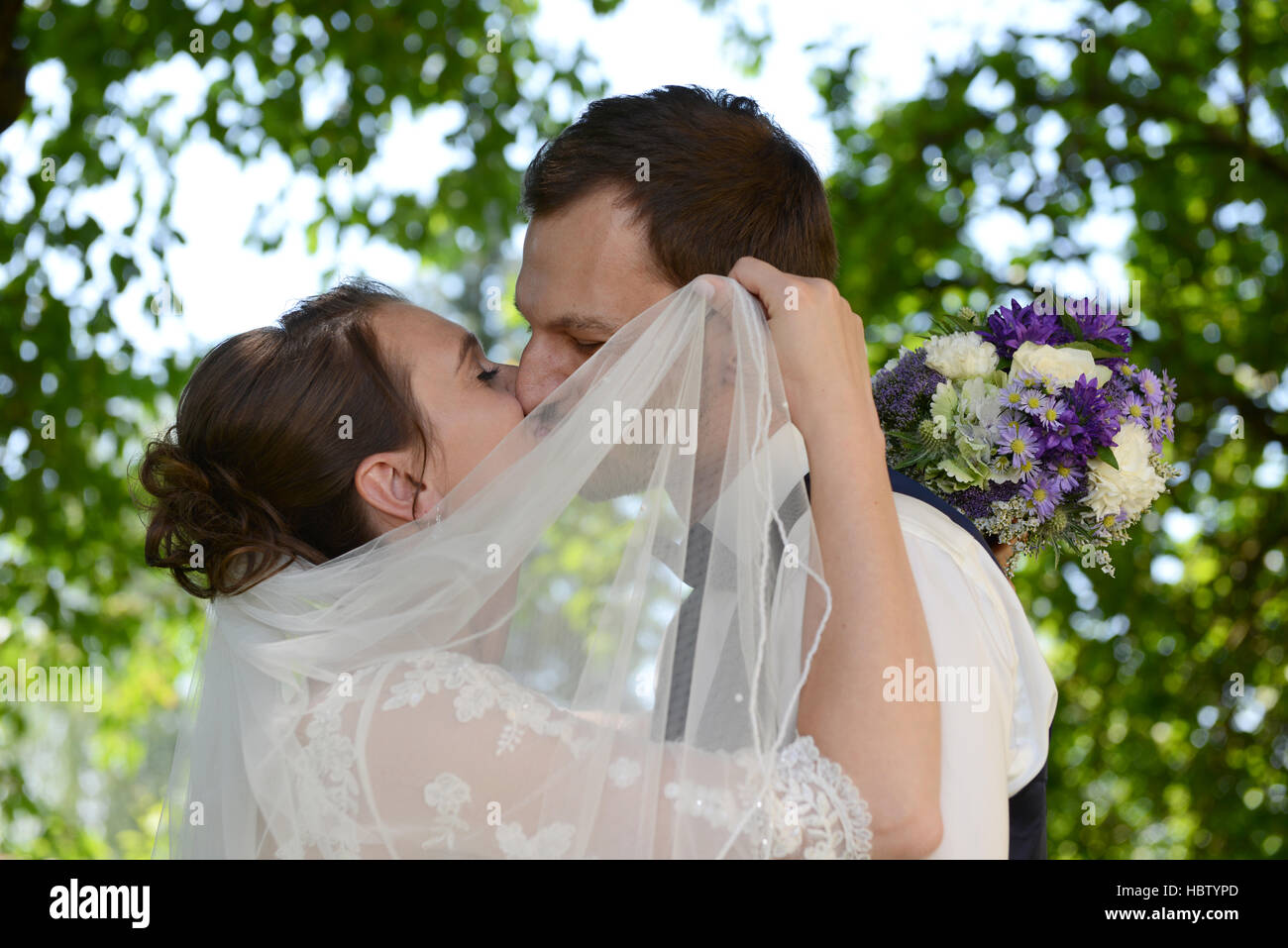 Kissing appena una coppia sposata Foto Stock