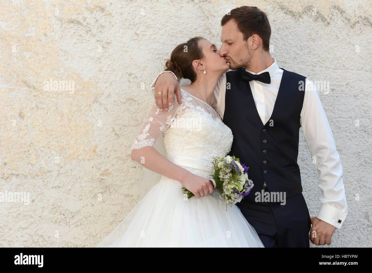 Kissing appena una coppia sposata Foto Stock