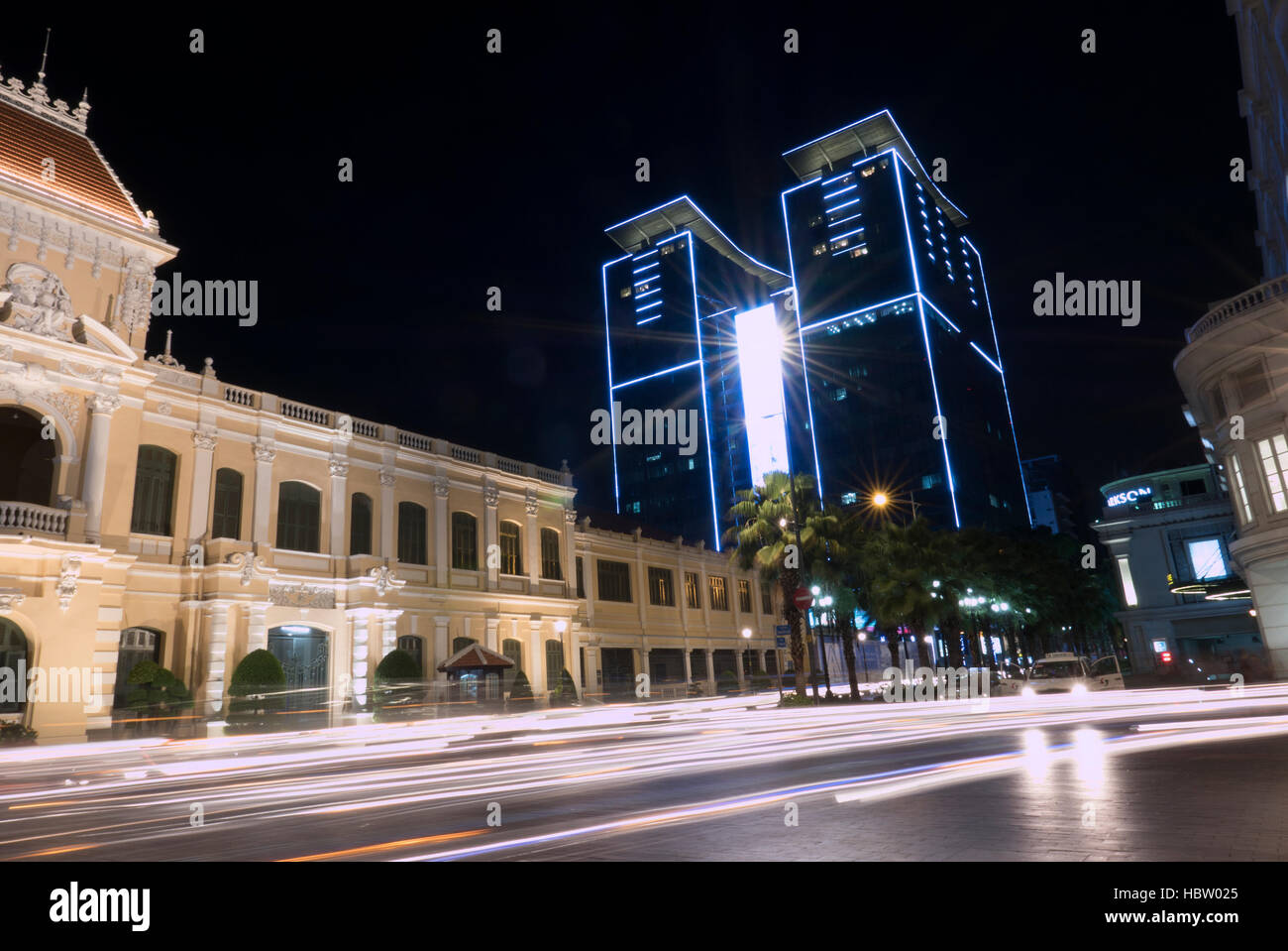 Vista notturna di Ho Chi Minh City con percorsi di luci dal traffico, Vietnam. Foto Stock