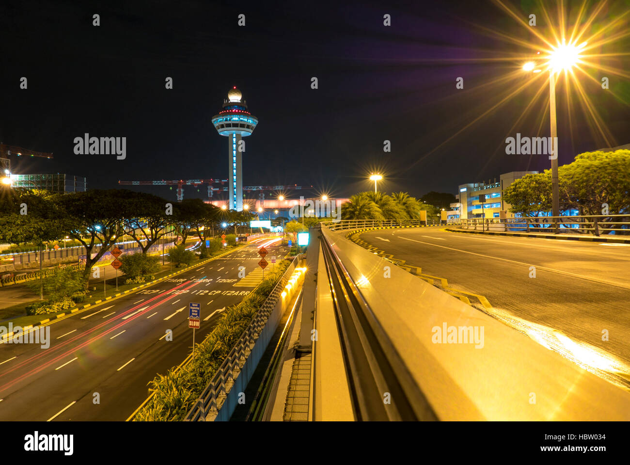 L'Aeroporto Changi di Singapore di notte con il traffico aereo della torre di controllo Foto Stock
