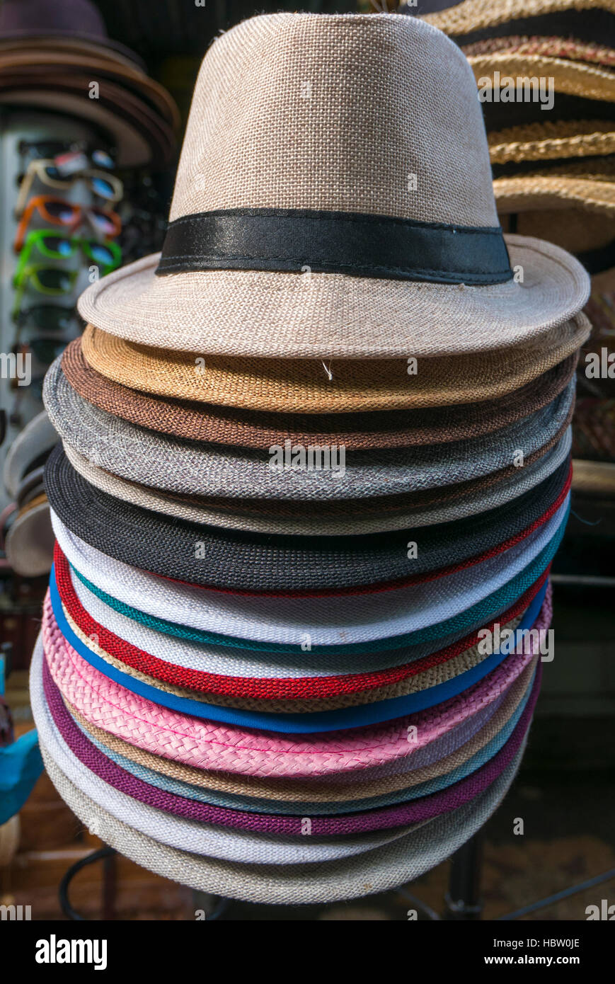 Balinese turistico colorati cappelli in arte e artigianato in Ubud, Bali Foto Stock