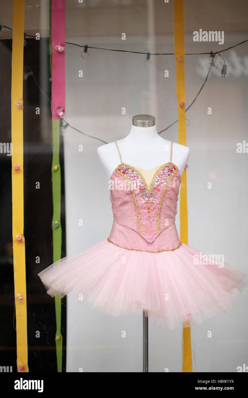 Rosa tutu in una finestra storefront, STATI UNITI D'AMERICA Foto Stock