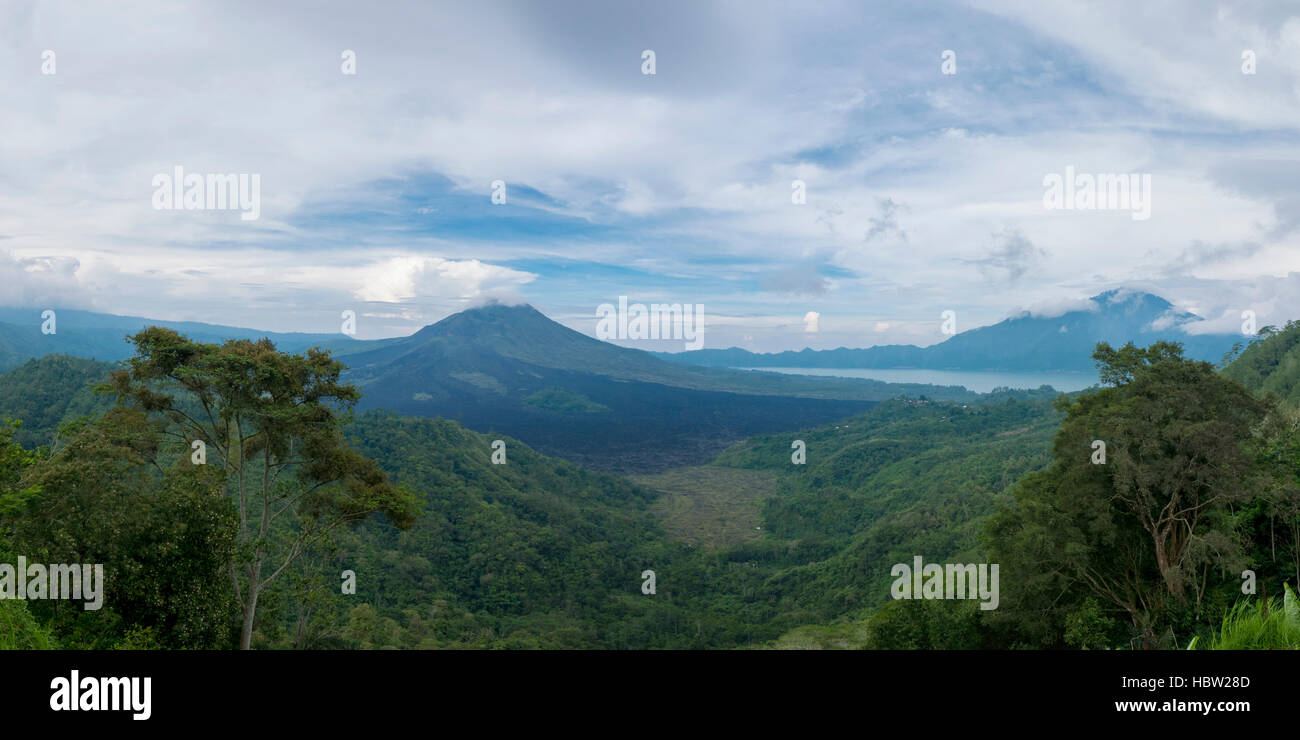 Vista panoramica del vulcano Batur sull isola di Bali in Indonesia Foto Stock