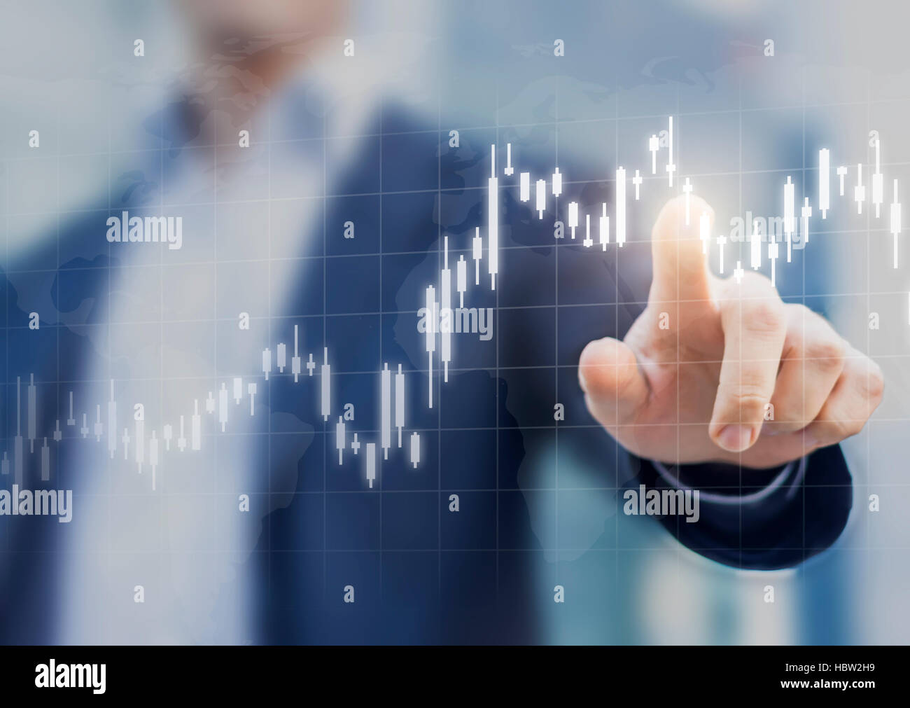 Grafico finanziario mostra aumento del prezzo nel mercato azionario, concetto astratto di finanza, affari persona toccando il grafico Foto Stock
