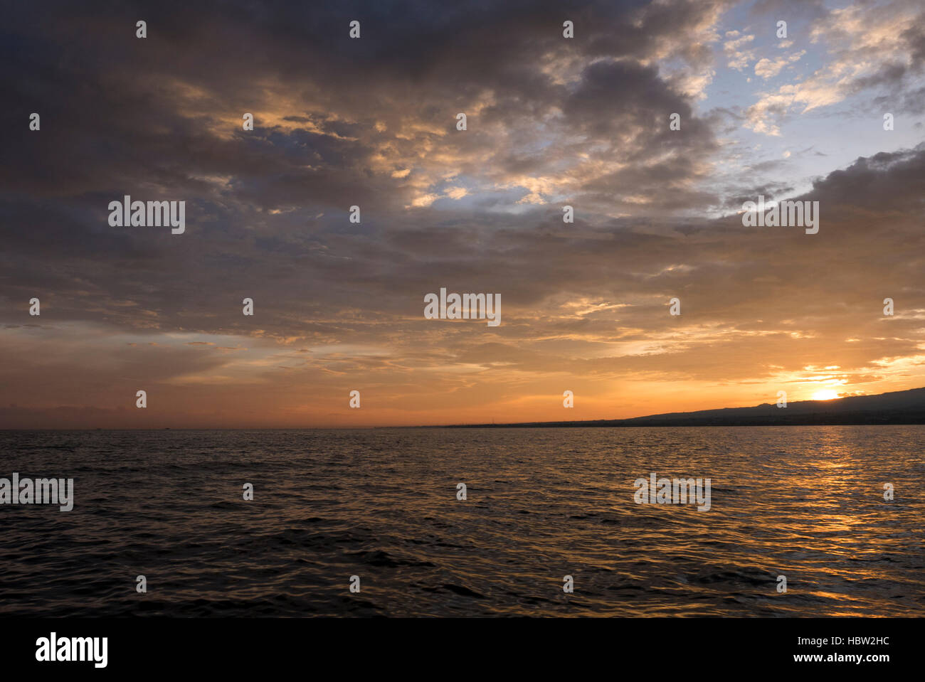 Sunrise e vista oceano su paradise Lovina Beach - Bali, Indonesia Foto Stock