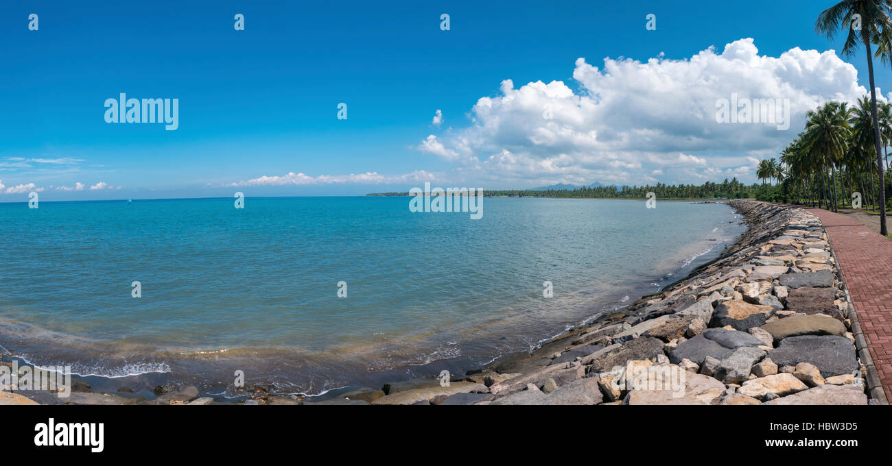 Panorama della spiaggia di Negara con isola di Java in background Foto Stock