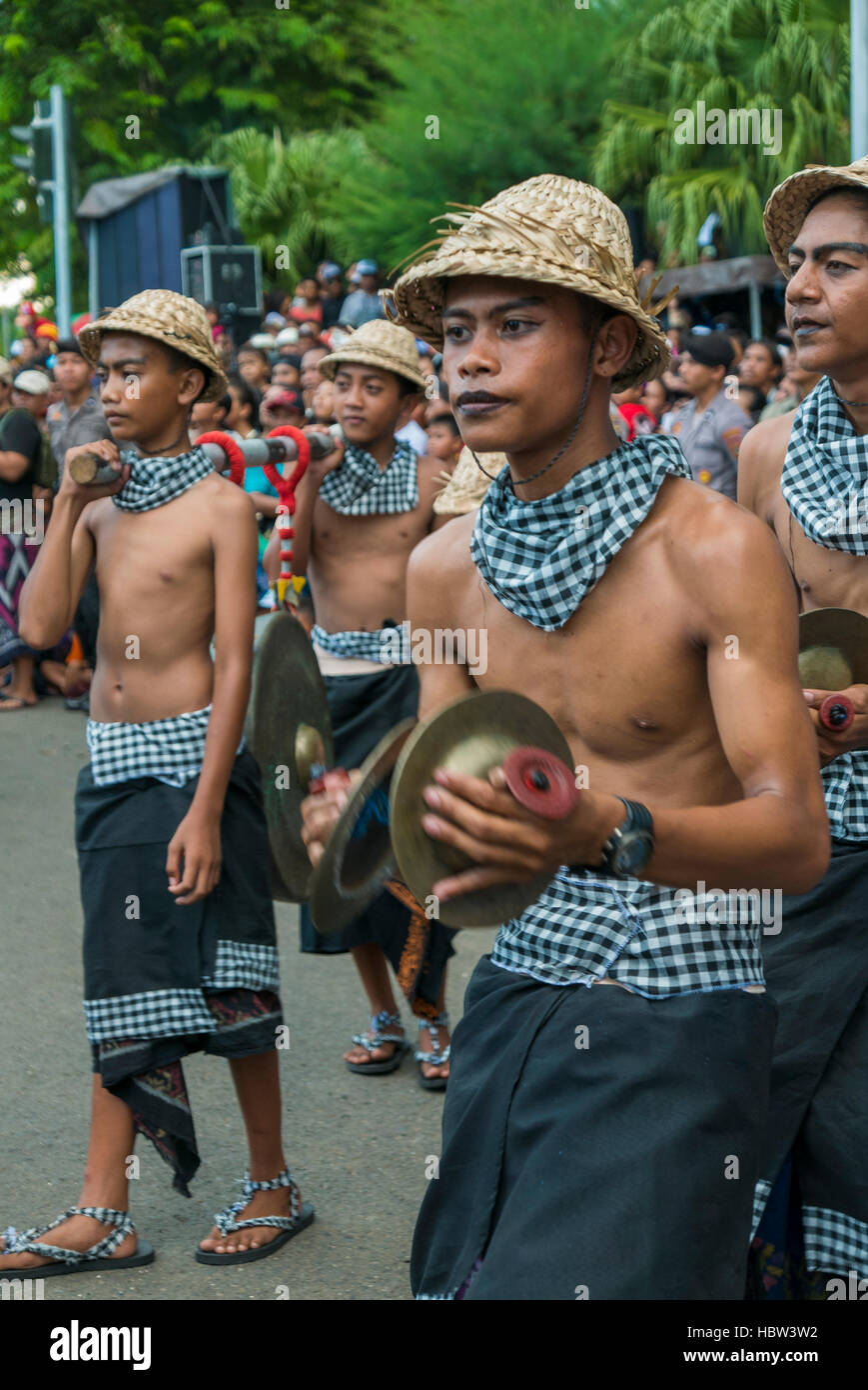 Design Balinese musicisti di suonare durante la cerimonia Nyepi in Bali. Indonesia Foto Stock