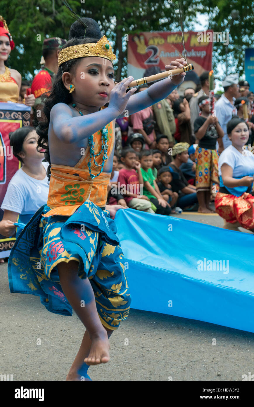 Ragazzo Balinese suonare il flauto durante la tradizionale cerimonia Nyepi a Bali Foto Stock